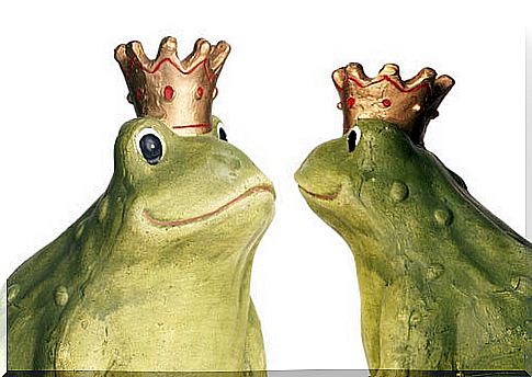 seed figures with crowns on