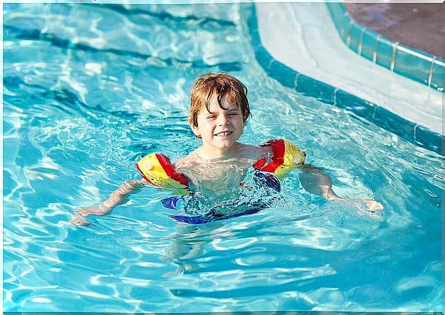 7 tips that can teach your child to swim