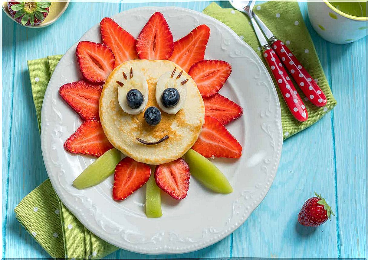 A flower made of fruit and a pancake