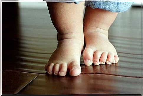 Babies with bare toes: happier and wiser?