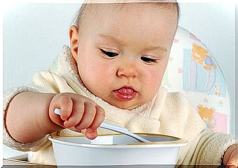 Baby eats fruit puree - dessert recipes