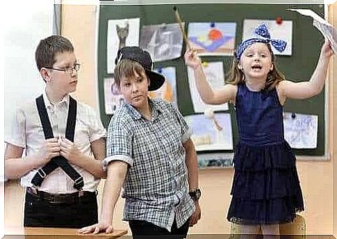 Children do theater in the classroom 