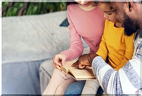 parents teaching daughter to read