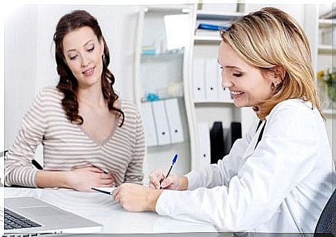 woman visits the doctor during pregnancy