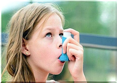 girl using inhaler